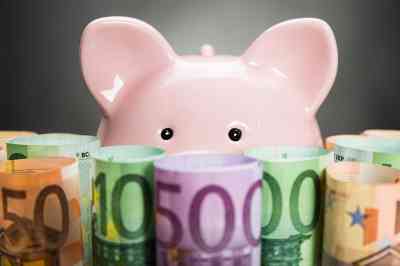 Geldscheine und Sparschwein - © Andrey Popov - stock.adobe.com