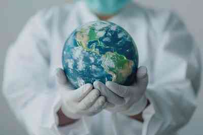 Arzt hält Weltkugel - © Ilham - stock.adobe.com