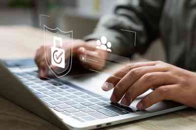 Mann tippt auf Laptop - © GamePixel - stock.adobe.com