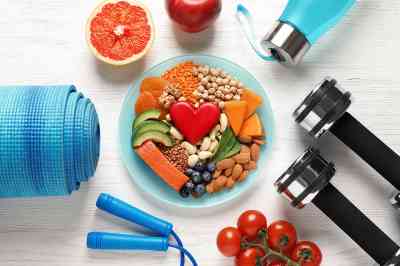 Bowl mit Obst darum angeordnet liegen Fitnessgeräte - © New Africa - stock.adobe.com