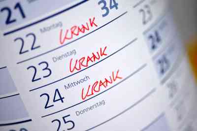 Kalender mit Krankentagen - © nmann77 - stock.adobe.com