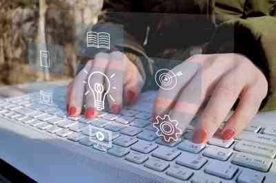 Hände auf Tastatur mit Icons - © LeoOrigami - stock.adobe.com