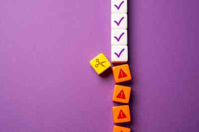 Reihe aus Würfeln wird mit Schere durchtrennt - © Andrii Yalanskyi - Adobe Stock.com