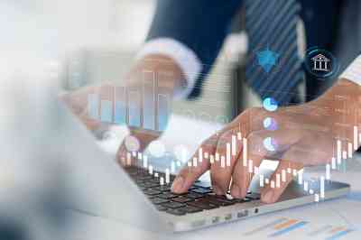 Zwei Hände auf Laptoptastatur - © IDOL'foto - stock.adobe.com