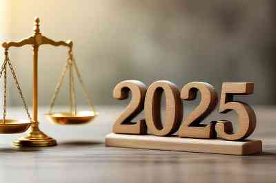 Justiz-Waage und Jahreszahl 2025 - © Din Nasahrudin - stock.adobe.com