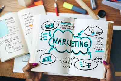 Notizbuch mit Marketingplanung darin - © Rawpixel.com - stock.adobe.com