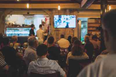 Gastraum mit Personen - © M-Production - stock.adobe.com