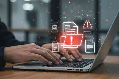 Person, die einen Laptop benutzt - © ekam - stock.adobe.com