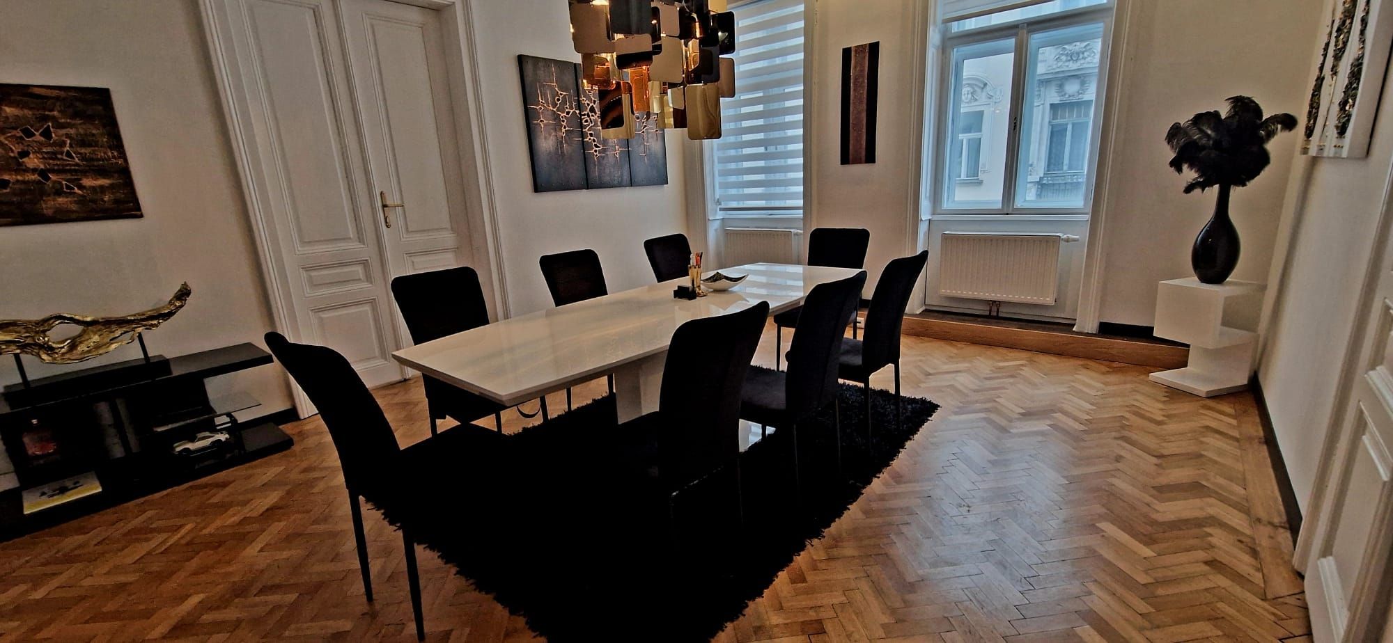 Moderner Meetingraum in einem Altbaugebäude